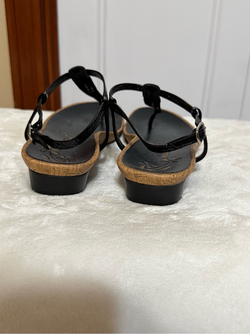 Kenneth Cole Black Patent T-Strap Toe-Post Sandals - Picture 2 of 7